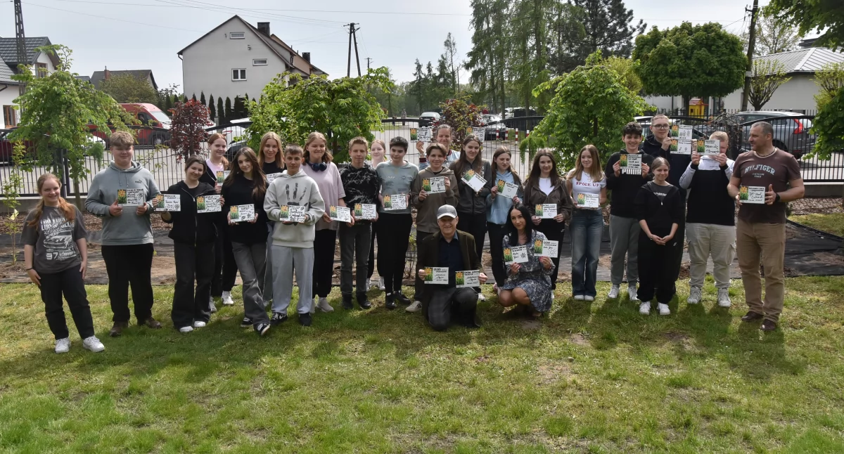 Finał programu EkoCzynni w Kiernozi. Uczniowie posadzili 30 drzew i krzewów (foto)