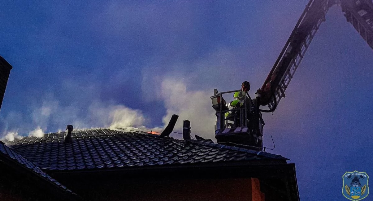 Pożar budynku mieszkalnego w Nieborowie. Ogień zniszczył dach i panele słoneczne