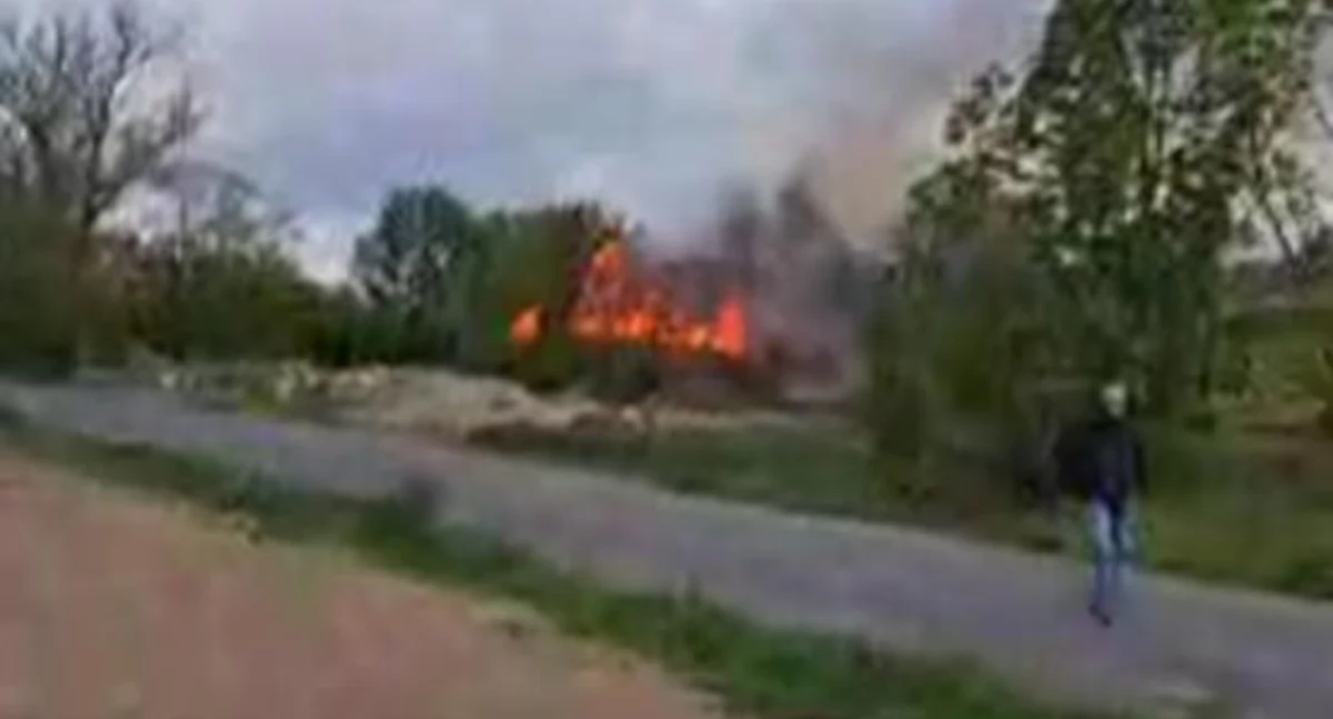 Groźny pożar w gminie Zduny. Spłonęły płody rolne i samochód jednego z druhów (film)