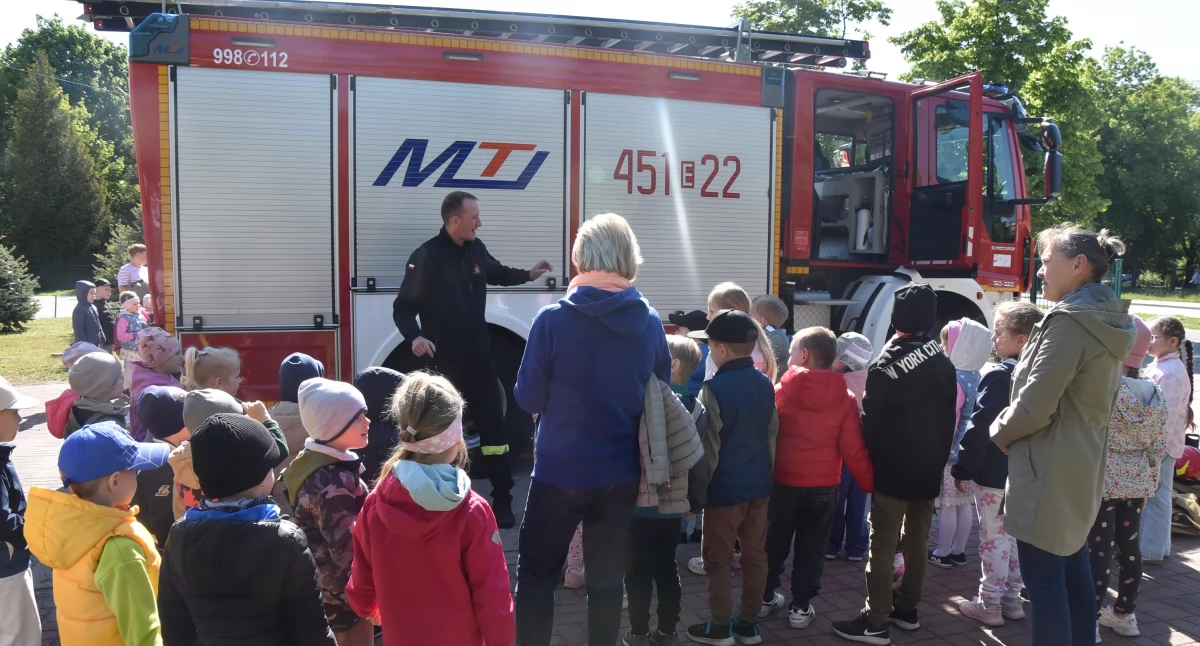 Mali łowiczanie poznali tajniki pracy strażaka. Spotkanie przedszkolaków z PSP (foto,film)