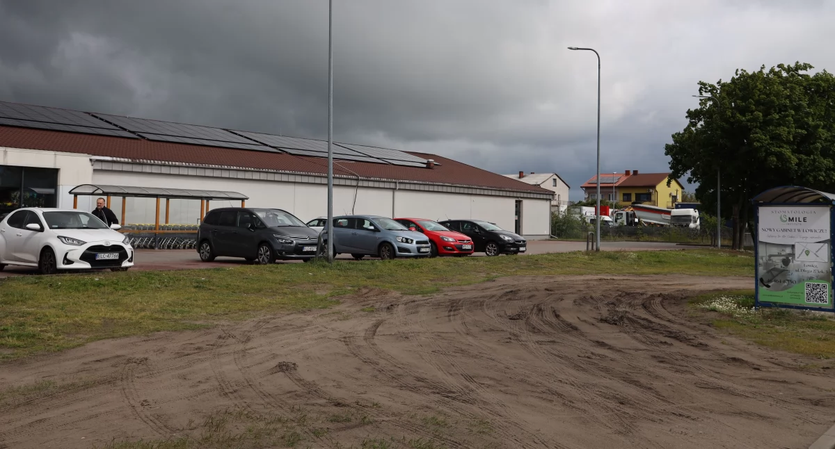 Pusty plac i pochmurne niebo. Pogoda pokrzyżowała plany wyprzedaży garażowych