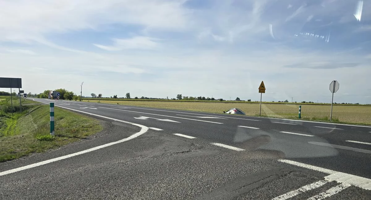 Kolizja z ciężarówką na DK92. Auto osobowe wpadło do rowu (foto)