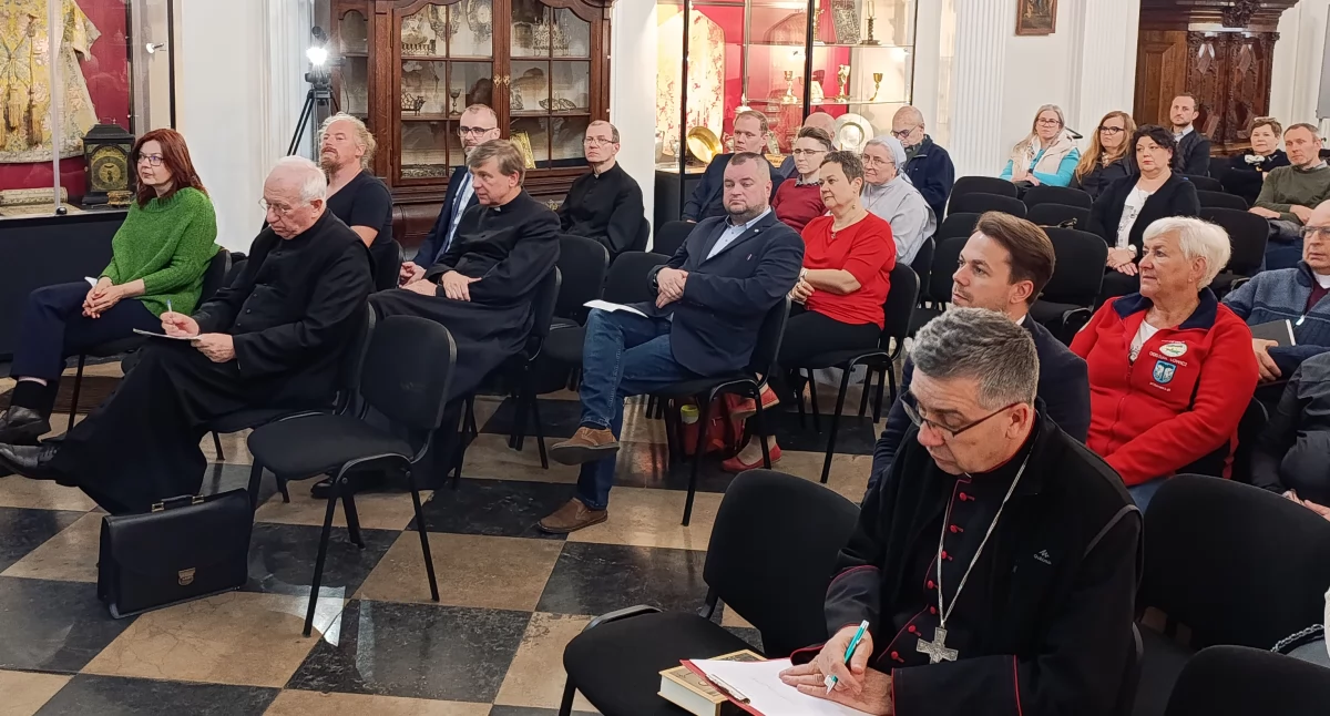 O skarbach łowickiej katedry podczas XXI Sympozjum Naukowe Diecezji Łowickiej (foto,film)