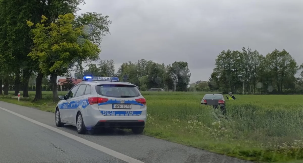 Samochód wjechał w pole. Policja poszukuje kierowcy