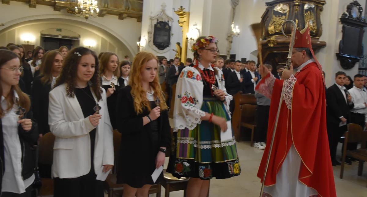 Uroczystość bierzmowania w parafii katedralnej w Łowiczu (foto,film)