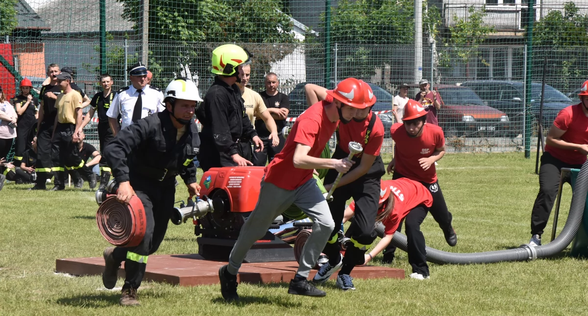 Strażacka rywalizacja w Kiernozi. Miejsko-gminne zawody sportowo-pożarnicze z udziałem kilkunastu drużyn (foto,film)