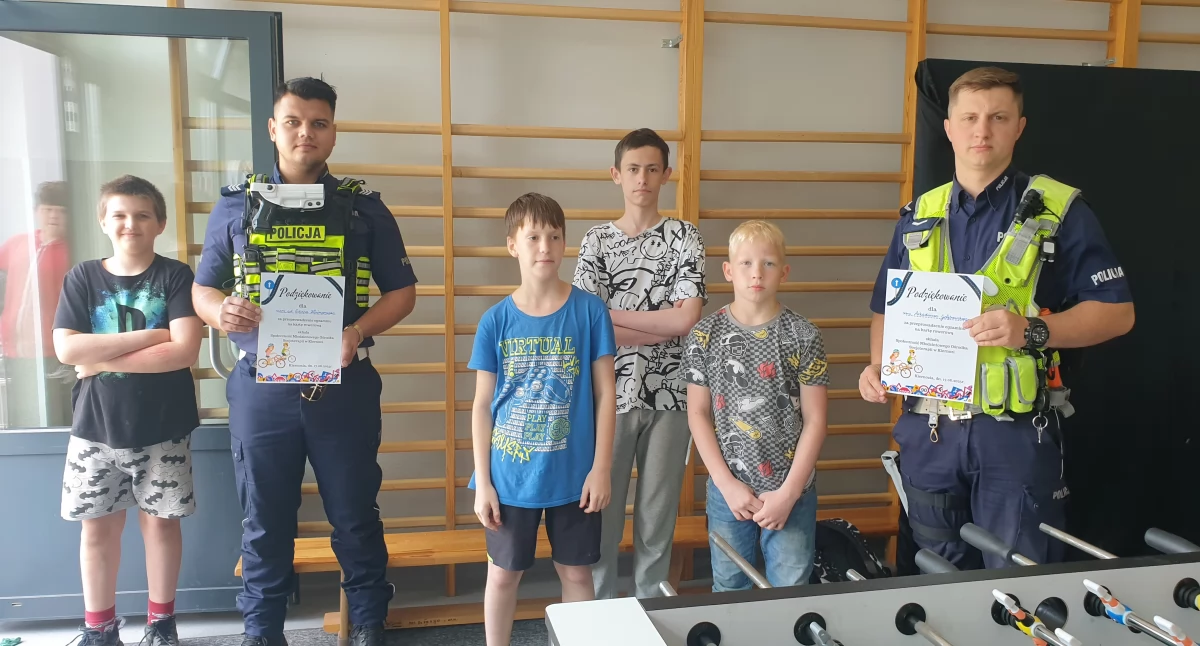 Pierwsze „prawo jazdy” w kieszeni! Uczniowie MOS w Kiernozi zdobyli karty rowerowe (foto)