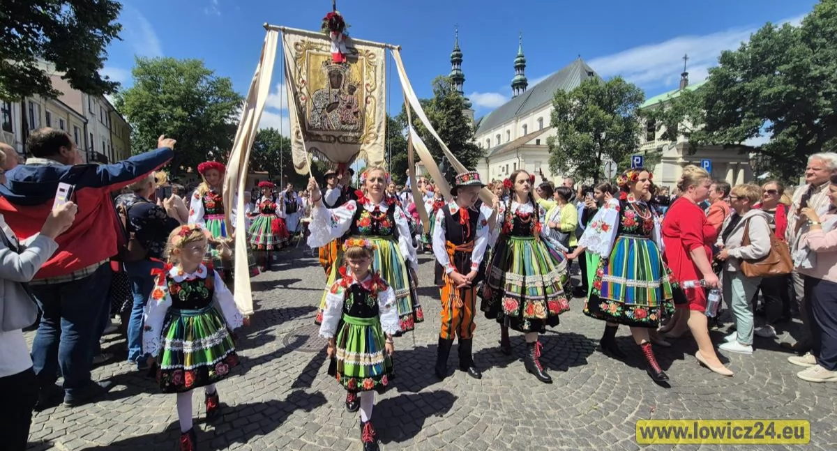 Boże Ciało w Łowiczu. Barwna i uroczysta procesja przeszła ulicami miasta (foto)