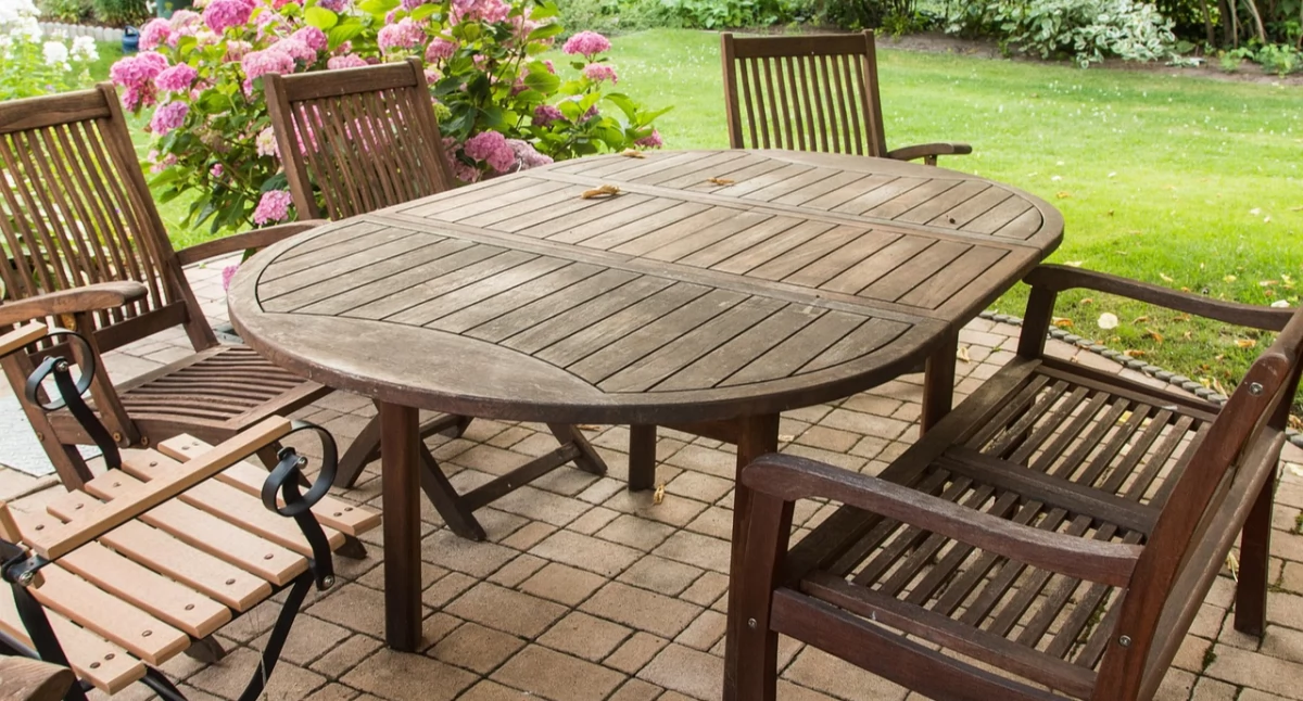 Meble tarasowe, które odmienią Twoje lato. Jak wybrać idealne wyposażenie ogrodu?