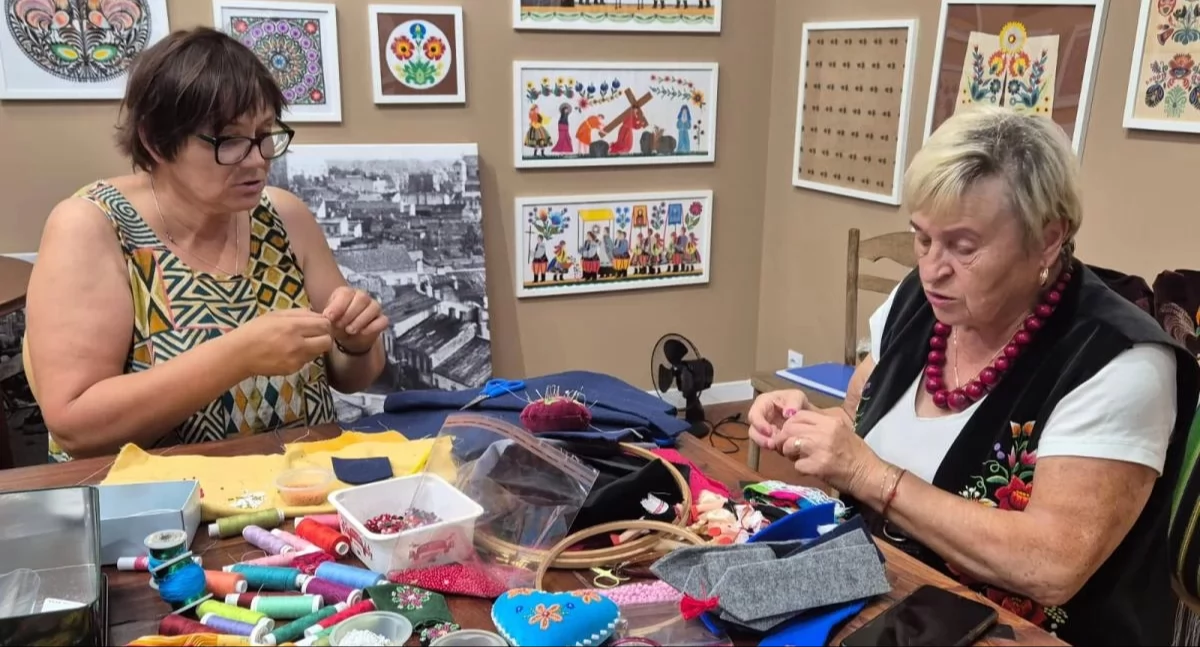 Sztuka ludowa na wyciągnięcie ręki – ruszają wakacyjne warsztaty w Łowiczu