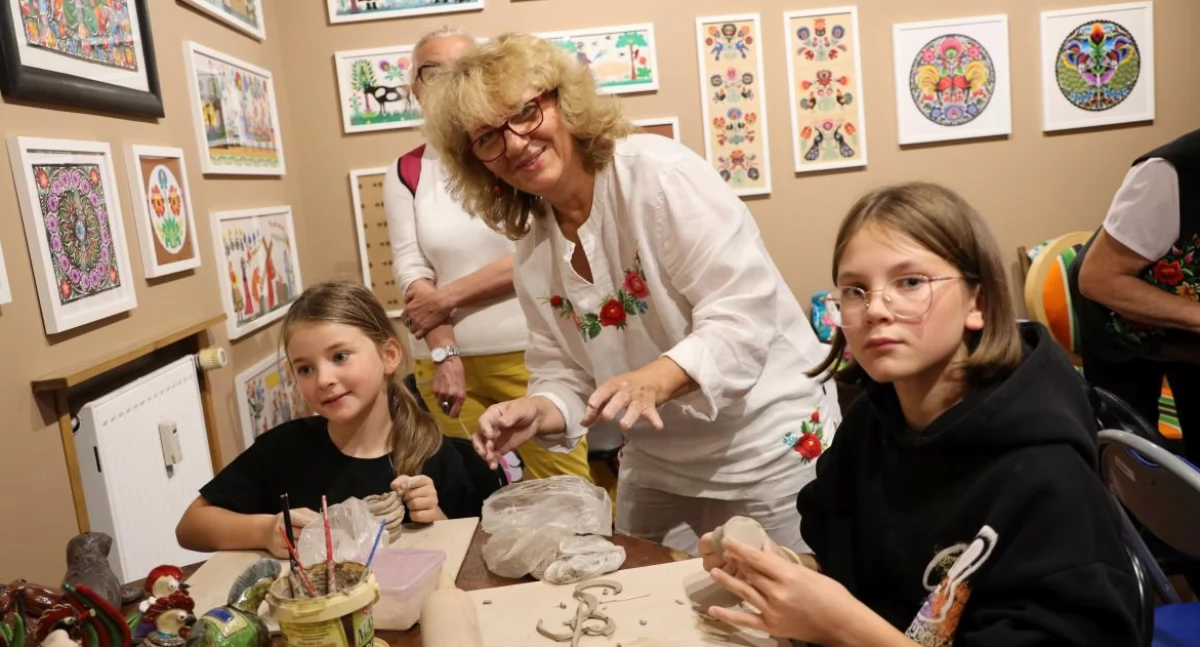 Łowicz. realizowane są wakacyjne warsztaty ludowe (foto)