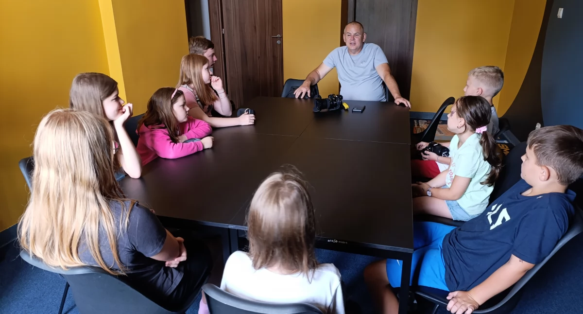 Wakacje z aparatem. Młodzież z Łowicza szkoli się pod okiem Artura Rożniaty (foto)