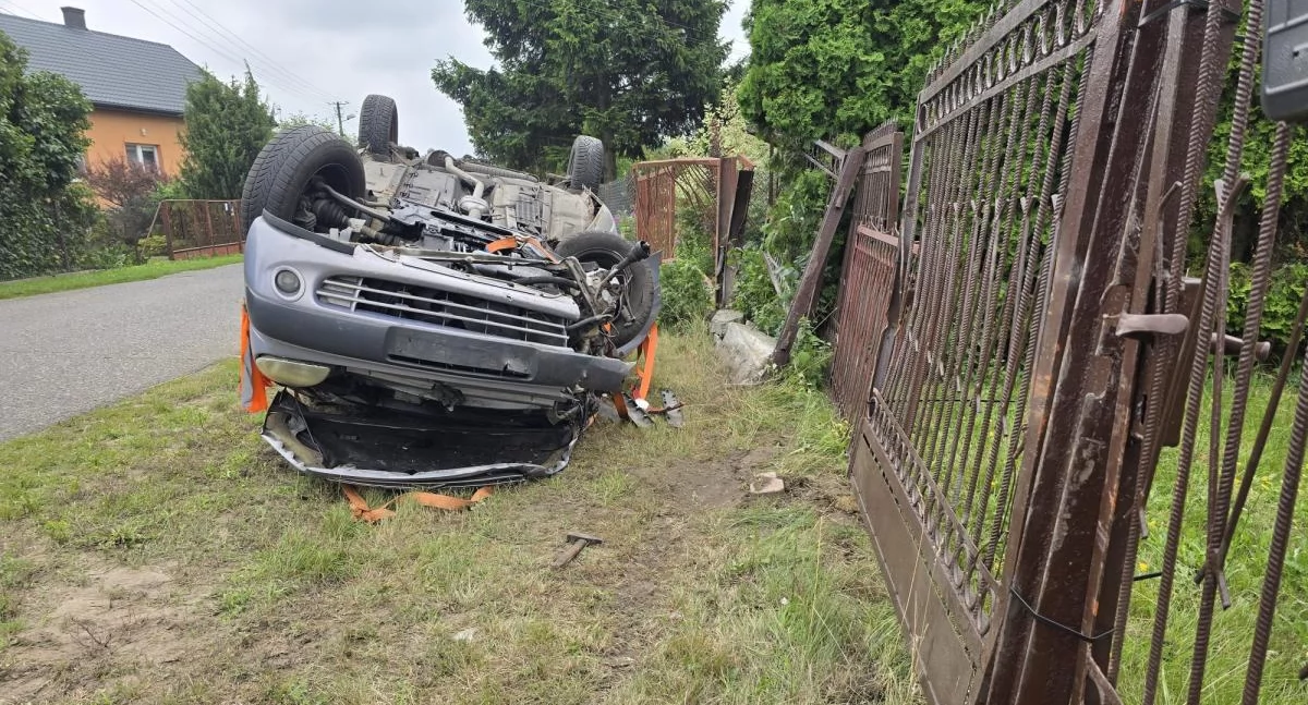 Wypadek pod Łowiczem. Citroën dachował, kobieta trafiła do szpitala! (foto)