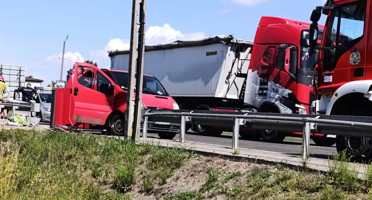 Łowicz. Zderzenie busa i ciężarówki na ul. Poznańskiej! (foto) AKTUALIZACJA