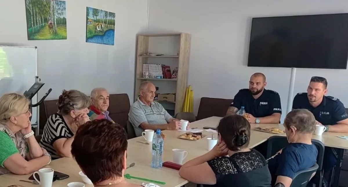 Policjanci uczyli, jak nie paść ofiarą oszustwa i bezpiecznie poruszać się po drogach