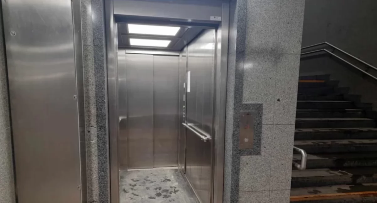 Zamknięci w windzie, zignorowani przez obsługę. Dopiero strażacy przyszli z pomocą