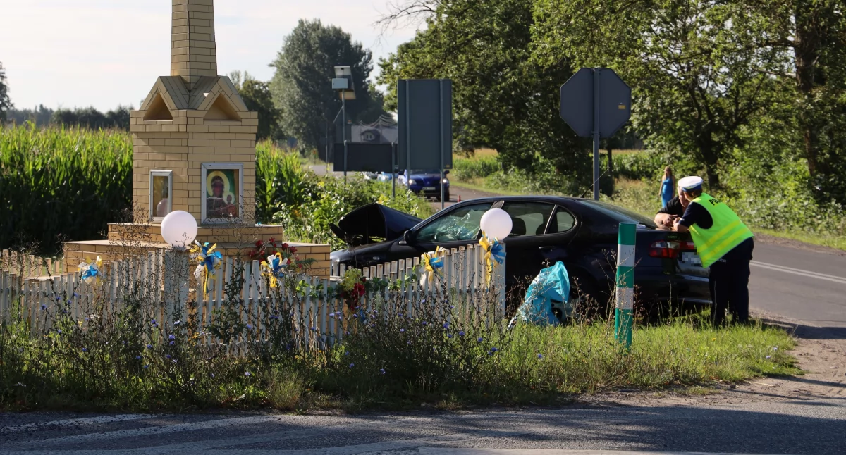 Zderzenie osobówki i ciężarówki pod Łowiczem (foto)