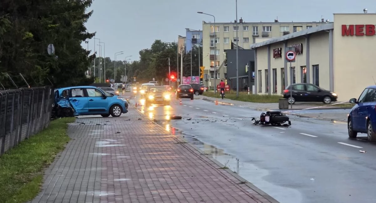 Poważny wypadek na ul. Piłsudskiego w Łowiczu. Motocyklista z licznymi złamaniami trafił do szpitala (foto)