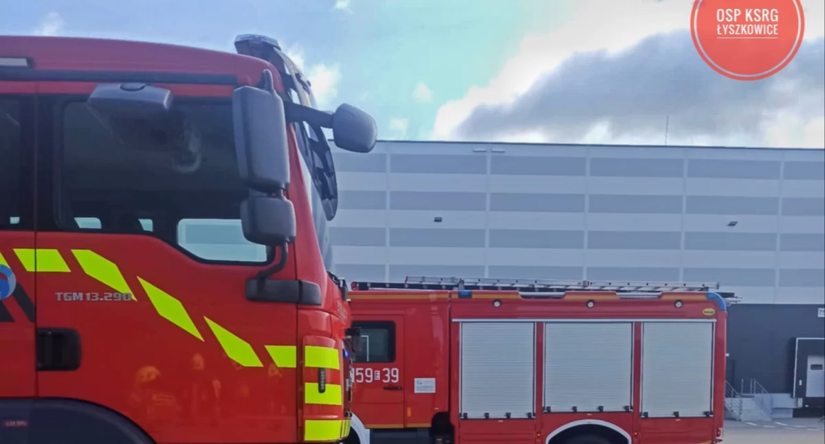 Alarm pożarowy w gminie Łyszkowice! Interwencja pięciu zastępów i ewakuacja hali!