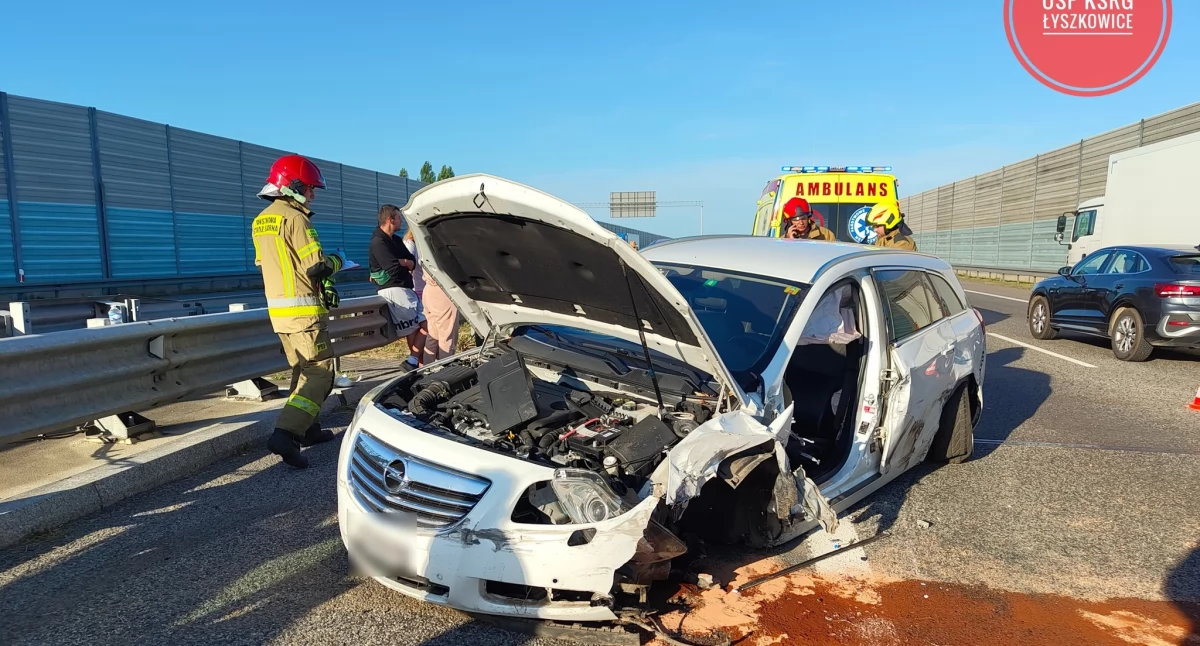 Groźny wypadek we Wrzeczku. Kierowca opla zakleszczony w pojeździe!