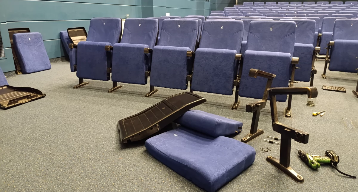 Nowe fotele i wykładzina w kinie Fenix – ruszył remont dużej sali ŁOK (foto)