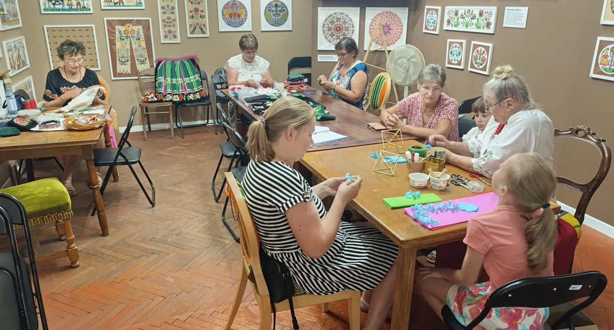 Haft, koraliki i pająki, czyli warsztaty ludowe w Muzeum Wycinanek (foto)