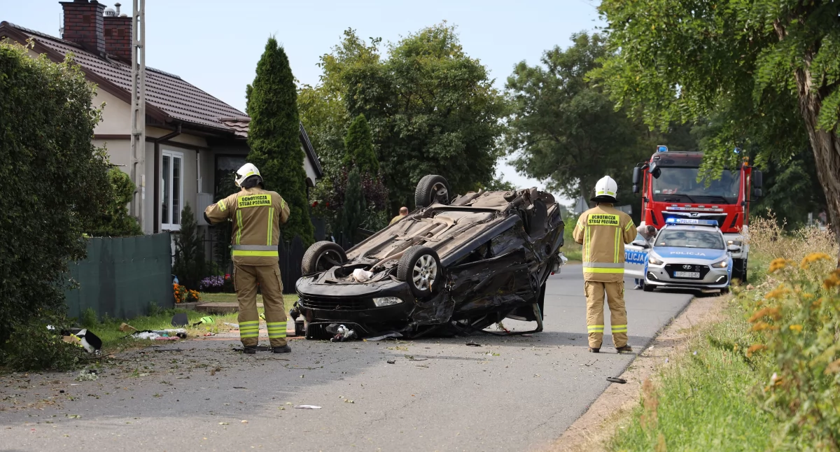 Groźny wypadek w Zdunach. Dwie osoby ranne, lądował śmigłowiec LPR (foto)