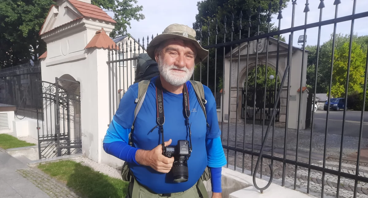 Samotnie pielgrzymuje z Ełku na Jasną Górę. Ostatnią noc spędził w noclegowni w Łowiczu