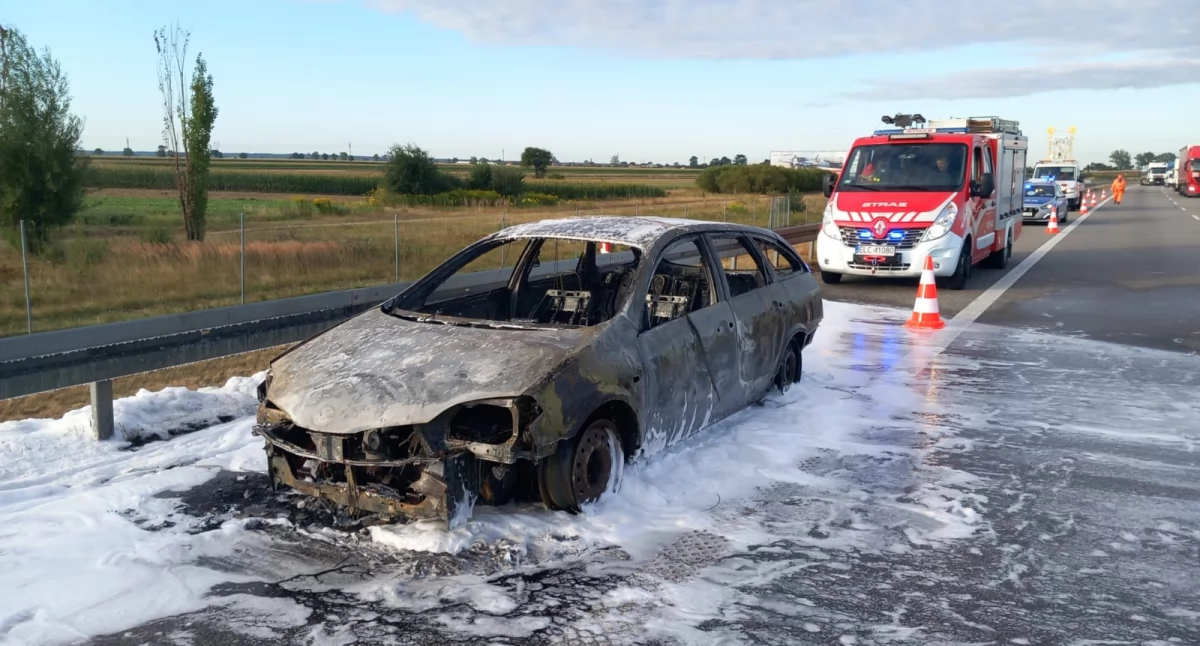 Pożar auta na autostradzie A2 pod Łowiczem (foto)