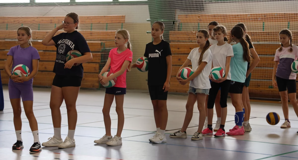 Warsztaty siatkarskie dla dzieci i młodzieży w Łowiczu. We wrześniu ruszą regularne treningi? (foto)