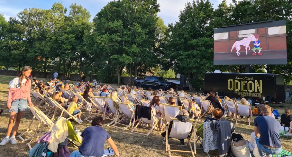 Pierwsze Letnie Kino Plenerowe w Kiernozi przyciągnęło tłumy (foto)