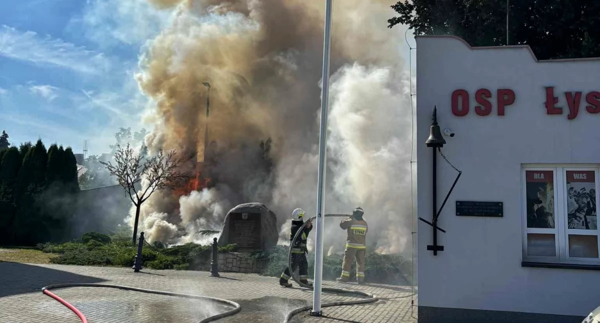 Pożary w Łyszkowicach. Płonęły zarośla i element konstrukcji dachu