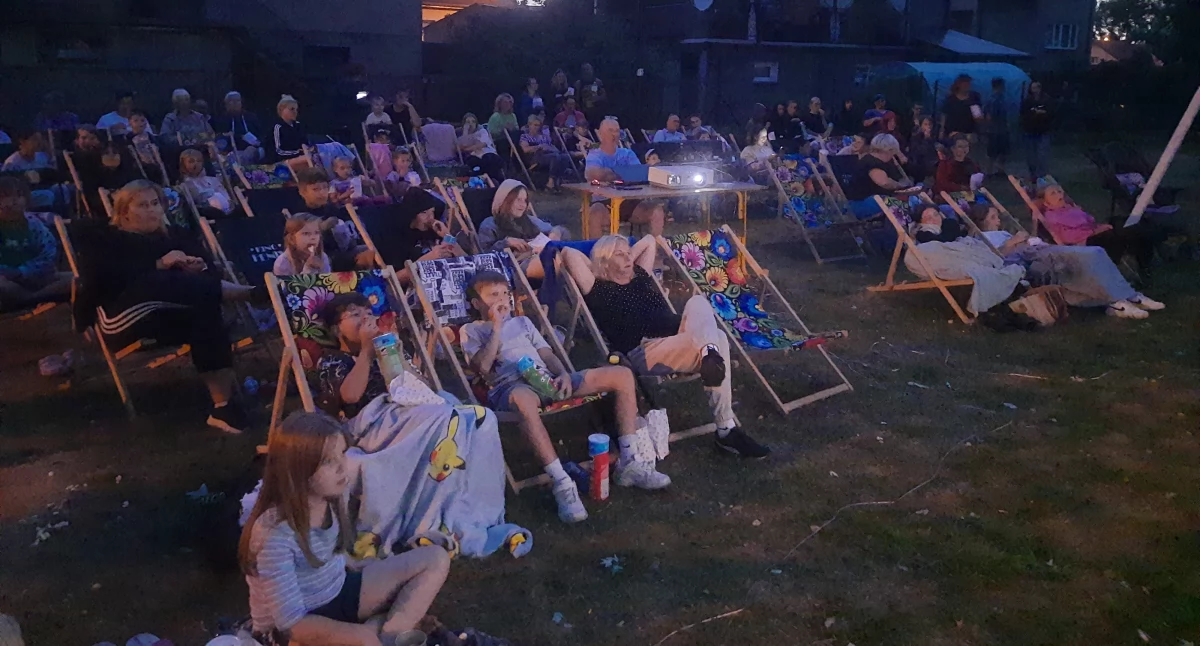 Łowicz. Integracyjne kino pod chmurką na Przedmieściu (foto)