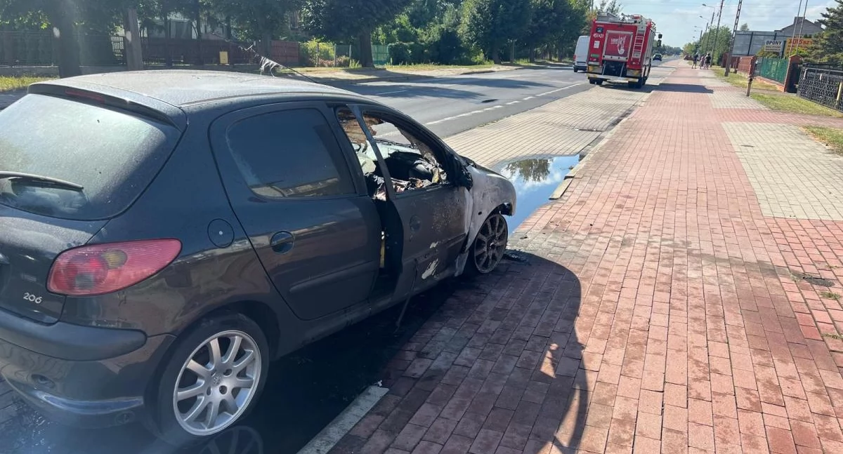 Pożar samochodu na ul. Jana Pawła II w Łowiczu