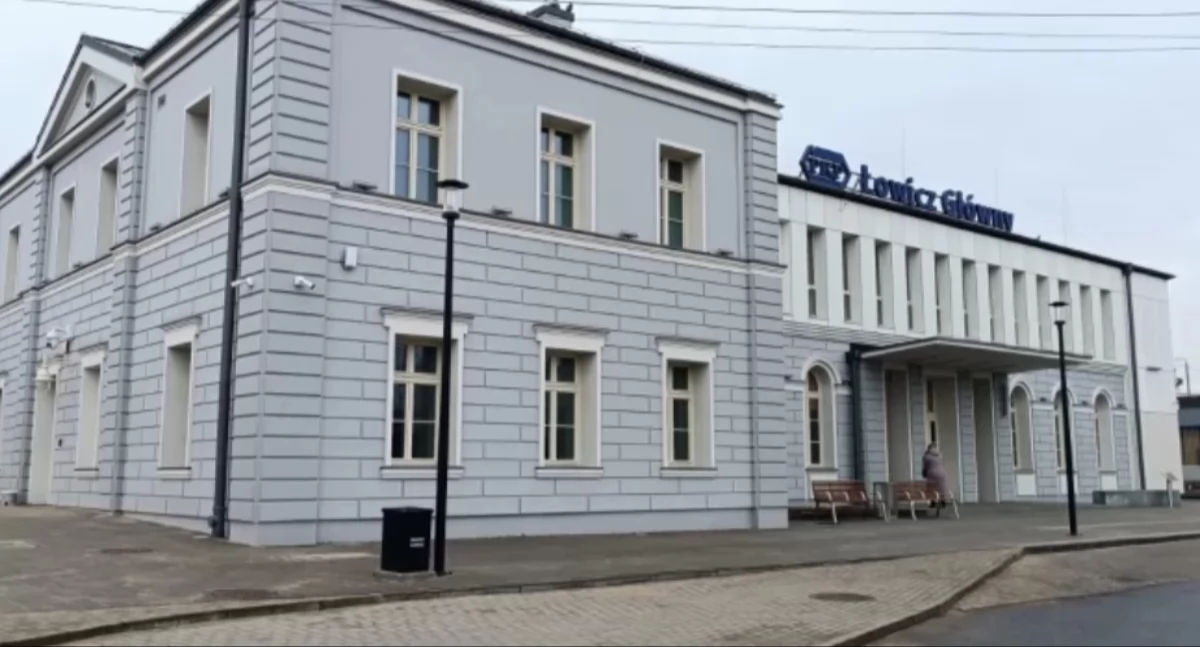 Niebezpieczne zdarzenie na ul. Dworcowej w Łowiczu. Interweniowali strażacy i ZRM