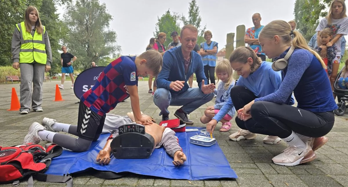 Łowiczanie biegają i uczą się ratować życie! 156. parkrun za nami (foto, film)