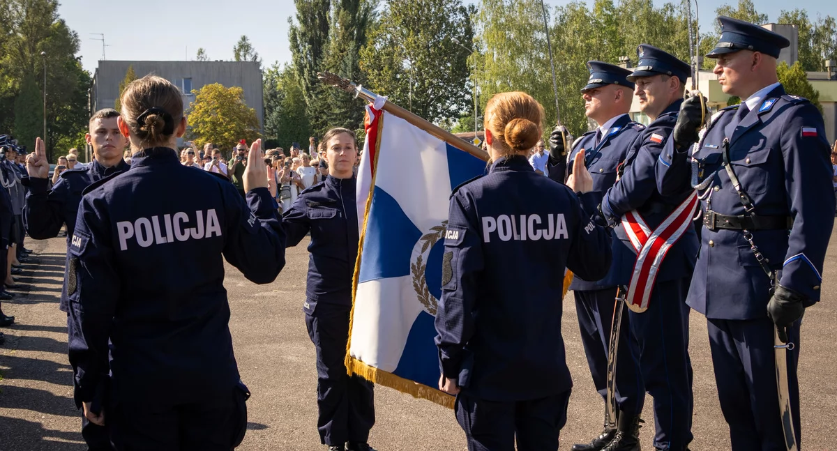 Nowi policjanci zasilili szeregi łowickiej komendy (foto)