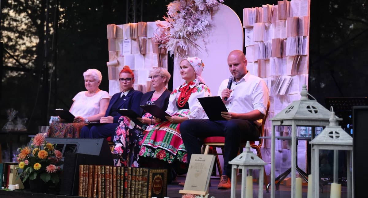 Narodowe Czytanie w Łowiczu. Spotkanie z poezją w parku Błonie (foto, film)