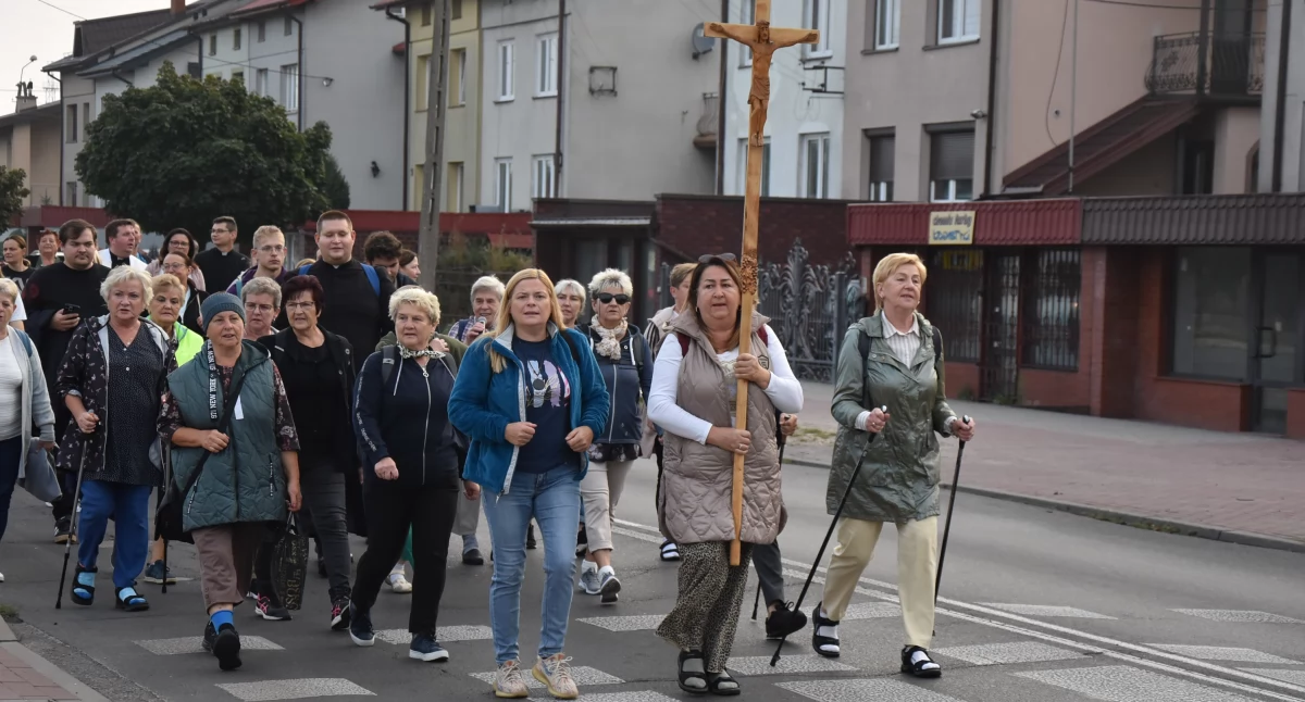 Pątnicy z Łowicza wyruszyli do Domaniewic na odpust ku czci Matki Bożej (foto,film)