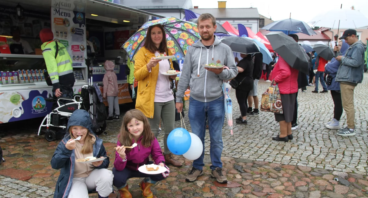 Śniadanie w strugach deszczu. Wielka Trasa Śniadaniowa Radia ZET i OSM Łowicz na Nowym Rynku (foto, film)
