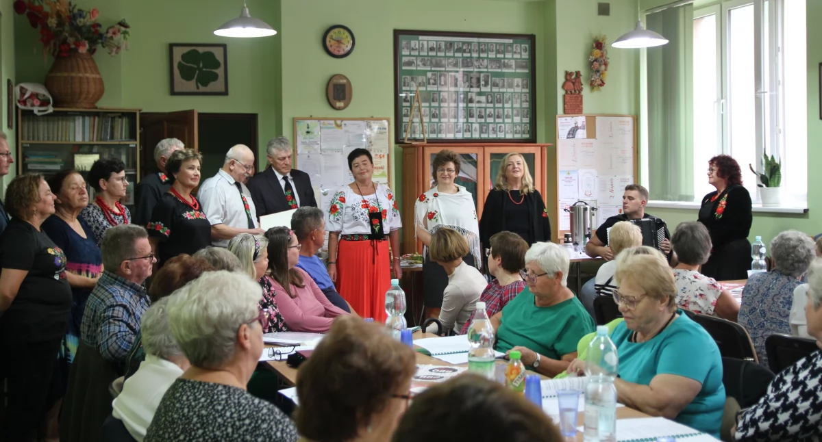 Łowicz. Warsztaty nauki łowickich przyśpiewek i piosenek biesiadnych z Ksinzokami (foto, film)