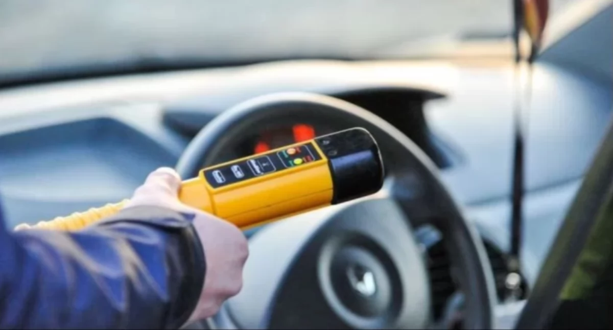 Auto w rowie pod Łowiczem. Kierowca był tak pijany, iż nie mógł wysiąść z pojazdu!