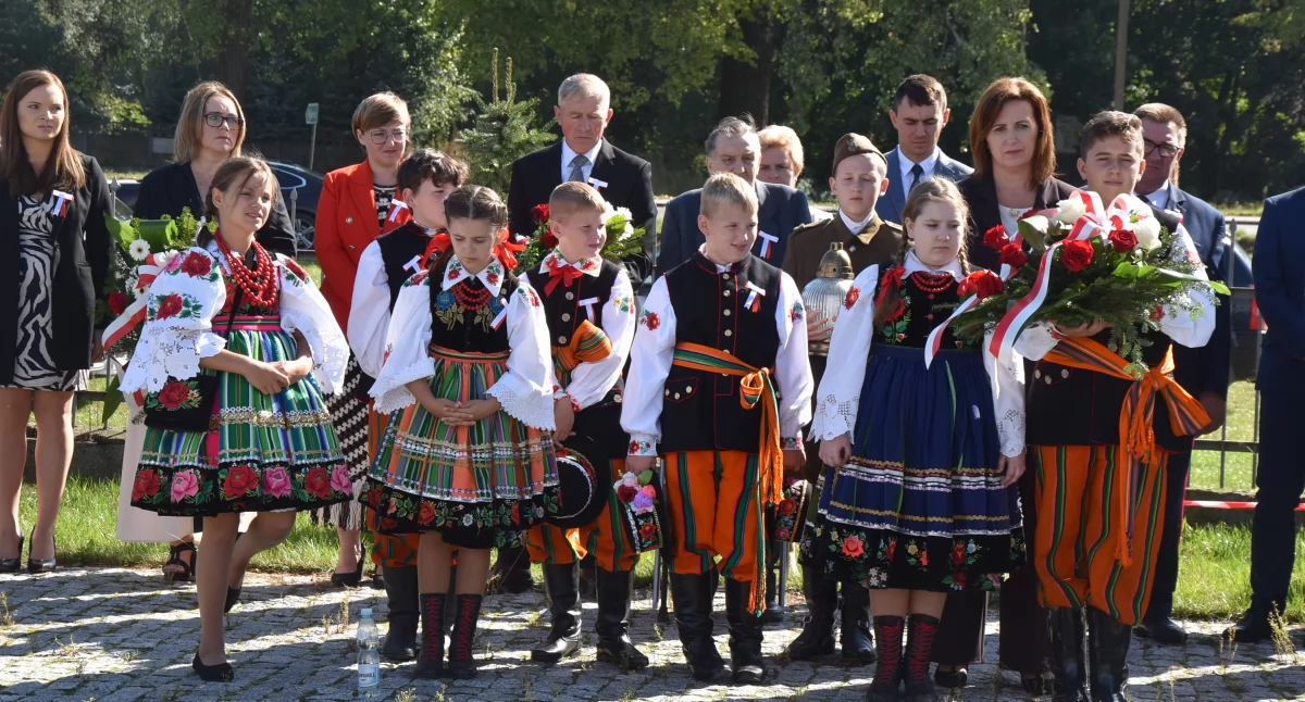 Święto szkoły i pamięci w Kocierzewie Południowym. Hołd bohaterom Bitwy nad Bzurą (foto,film)