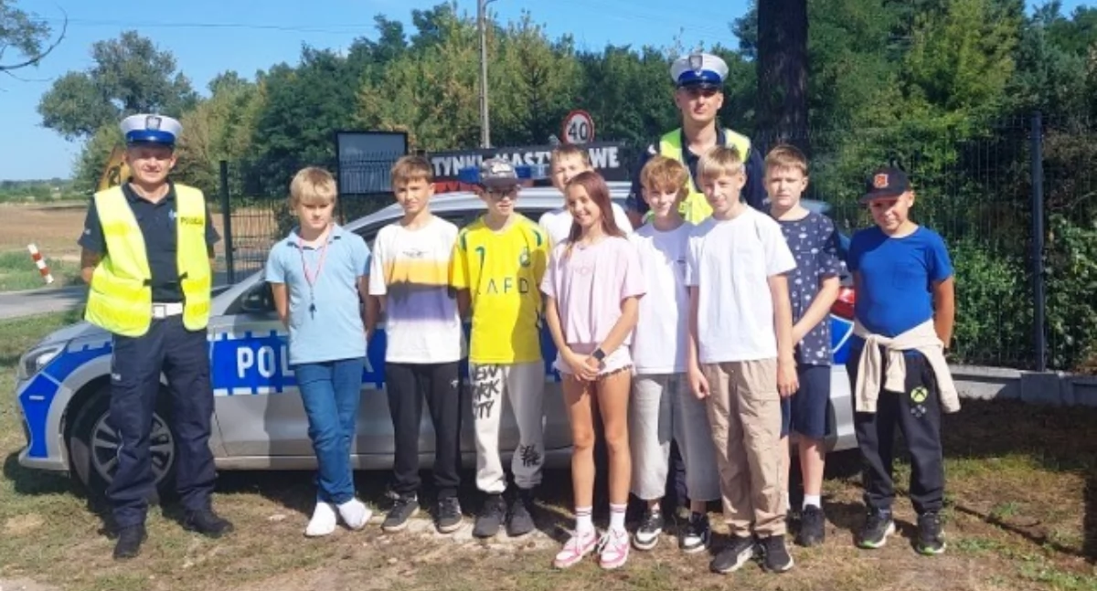 Jabłka dla ostrożnych, cytryny dla piratów drogowych. Łowiccy policjanci z akcją prewencyjną (foto)