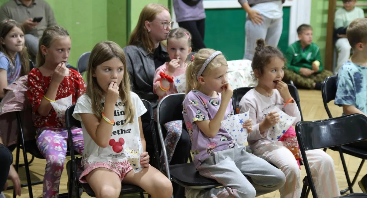 Łowicz. Integracyjne kino pod chmurką tym razem pod dachem (foto)