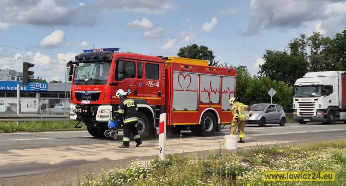 Plama oleju na skrzyżowanie DK14 i DK92. Szybka interwencja strażaków