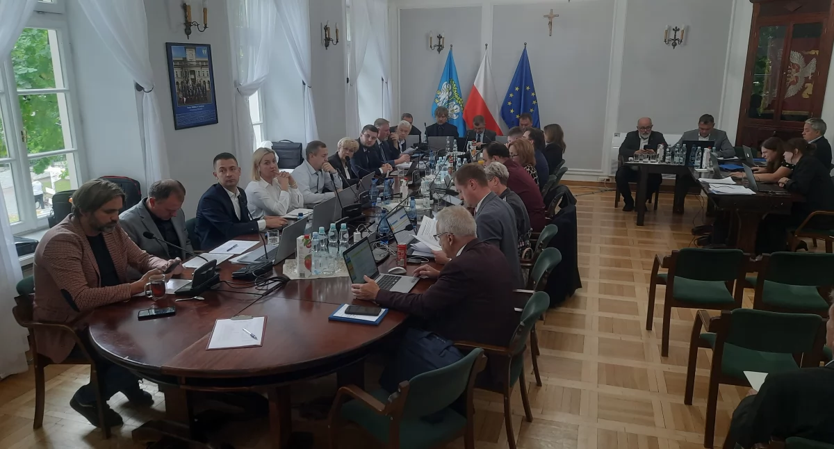 Łowicz. Podwyżki podatków (na razie) nie będzie. W tle dyskusja o... wydatkach na koncert Mr. Polska