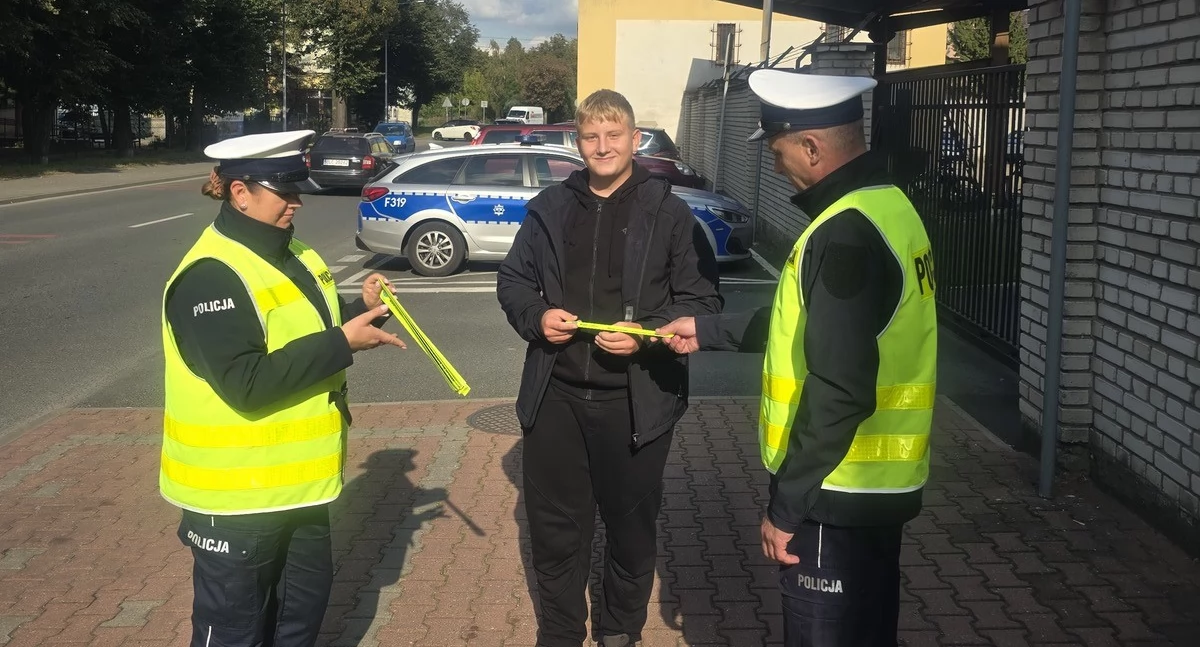 Ogólnopolski Policyjny Dzień Odblasków. Łowiccy policjanci apelują o bezpieczeństwo (foto)