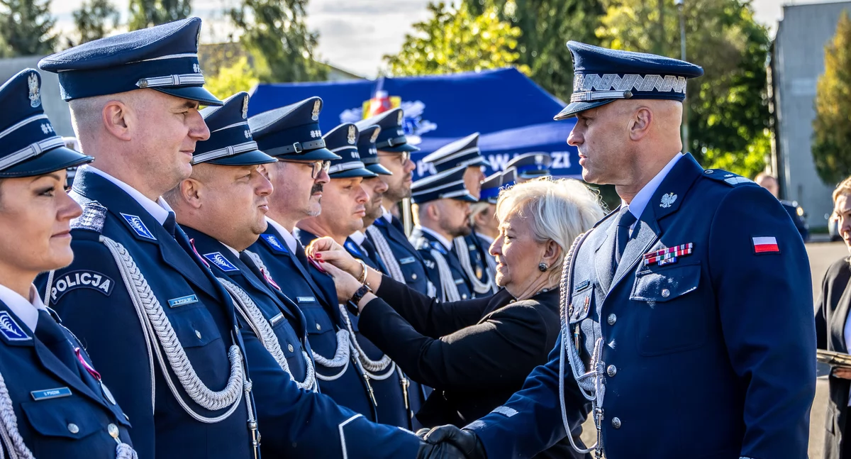 Policjant z Łowicza doceniony za wieloletnią służbę (foto)