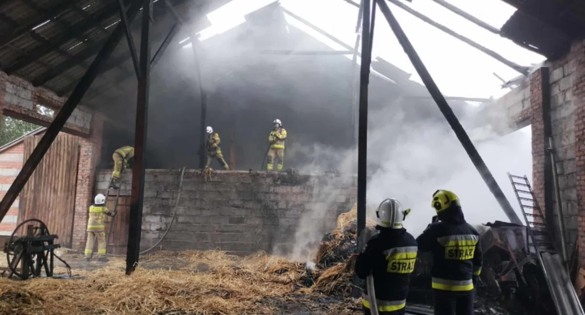 Ogromne straty po pożarze stodoły w Mastkach (foto)